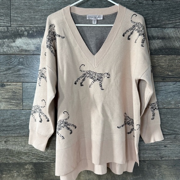 Catherine Malandrino Sweaters - Y2K Catherine Malandrino Women’s XL Sweater 1X Beige Tiger Print High Low V